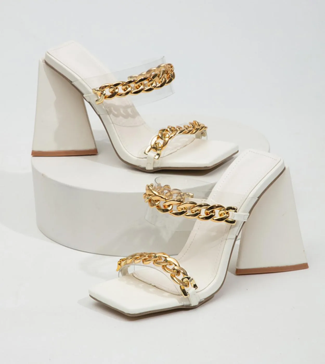 2022 Nuovi sandali a catena Open Toe Lady Pumps Pantofole con tacco alto a triangolo da donna estiva Tutti abbinati Testa quadra