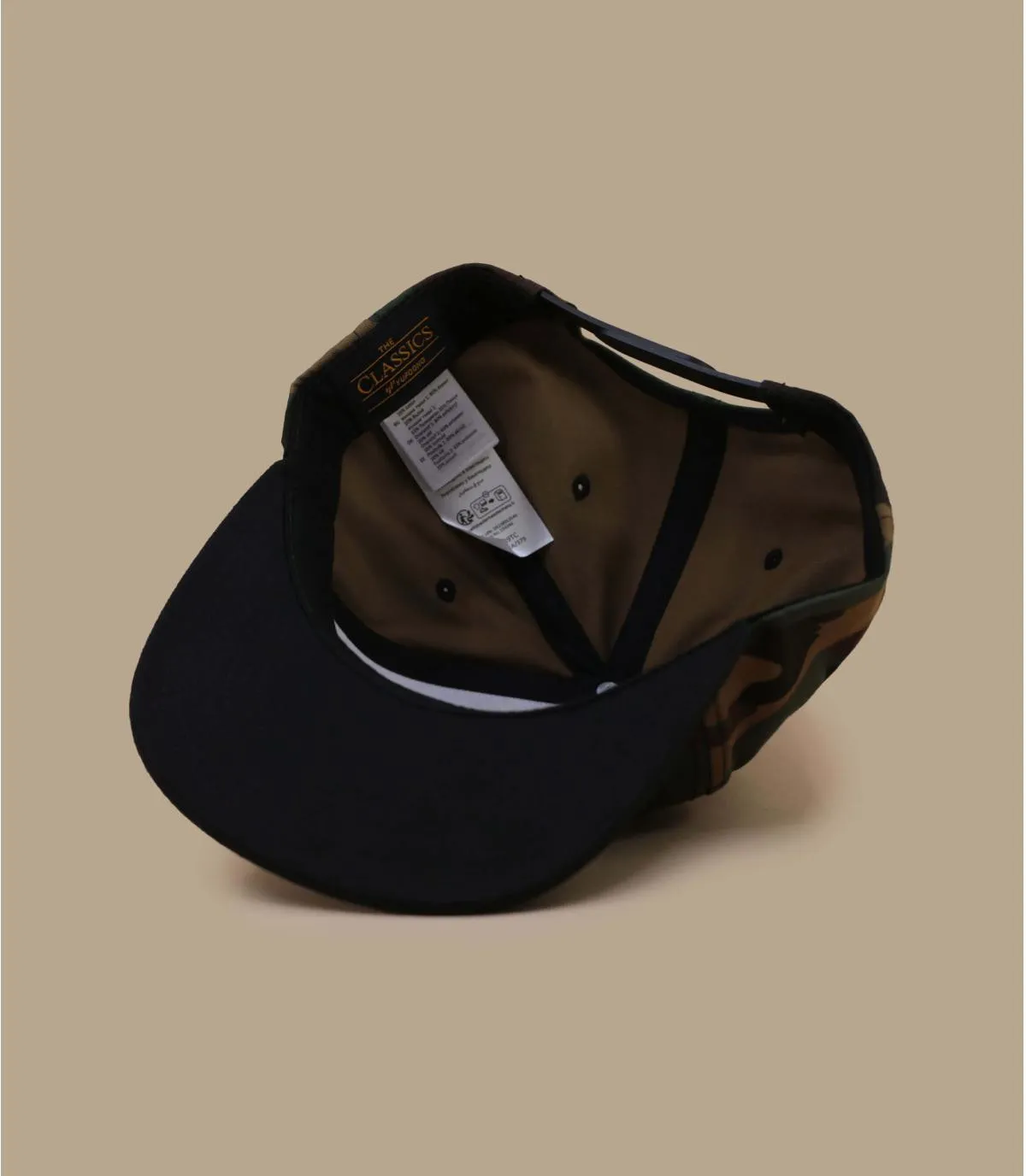Cappello snapback camo con visiera nera  Cappello snapback camo con visiera nera     