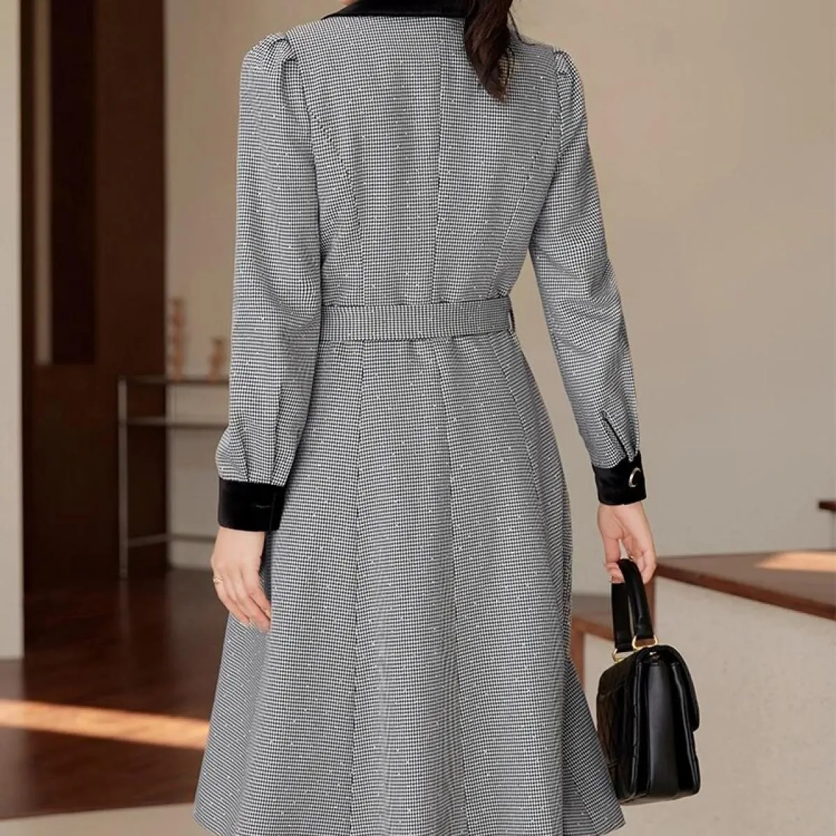 Giacca da donna lunga da donna di alta qualità Giacca da donna scozzese nera Cappotto casual femminile con cintura per l'autunno