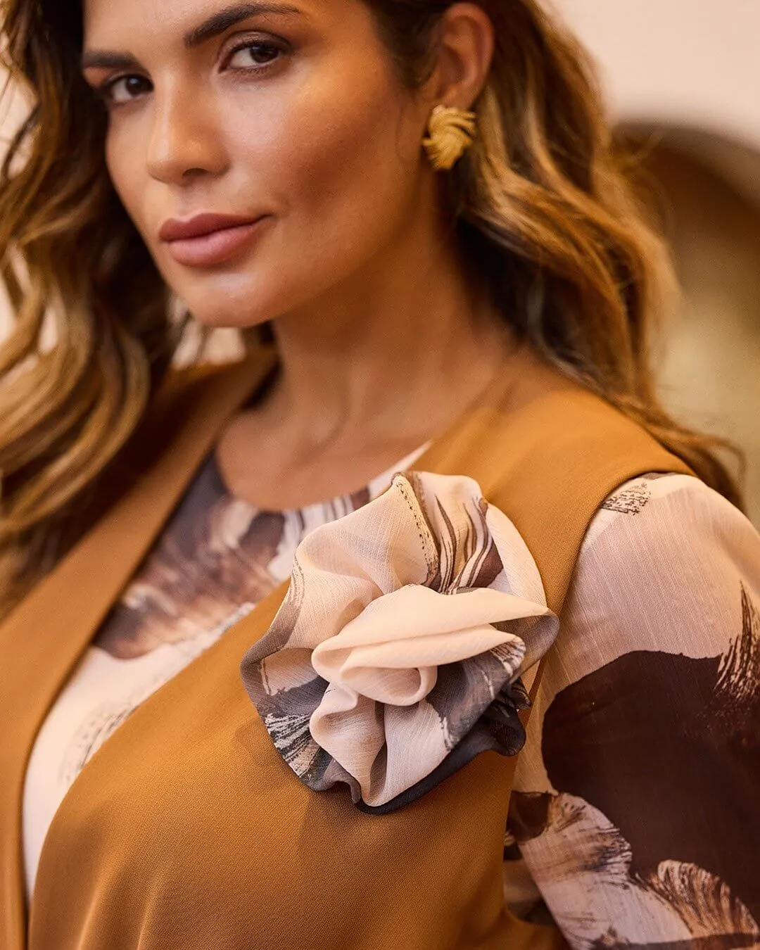 Gilet in crêpe elasticizzato tinta unita con cintura in vita e spilla con fantasia floreale astratt NOCE