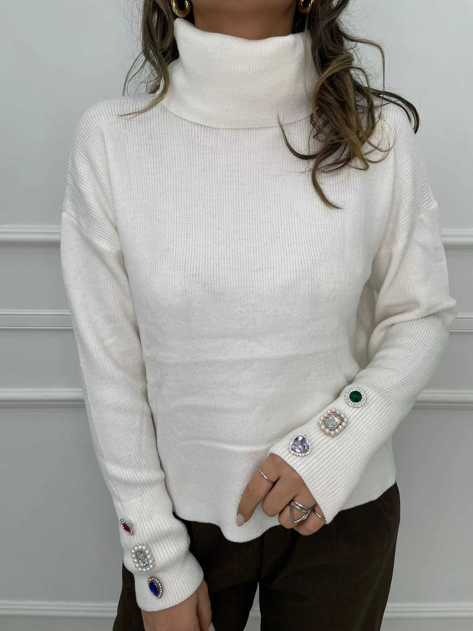 Maglione over con applicazioni gioiello ai polsi