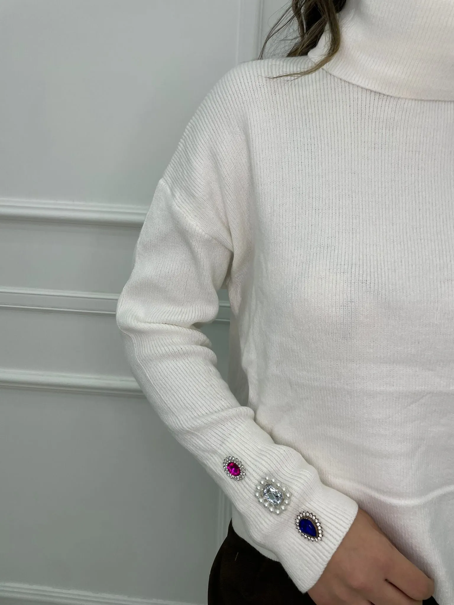Maglione over con applicazioni gioiello ai polsi