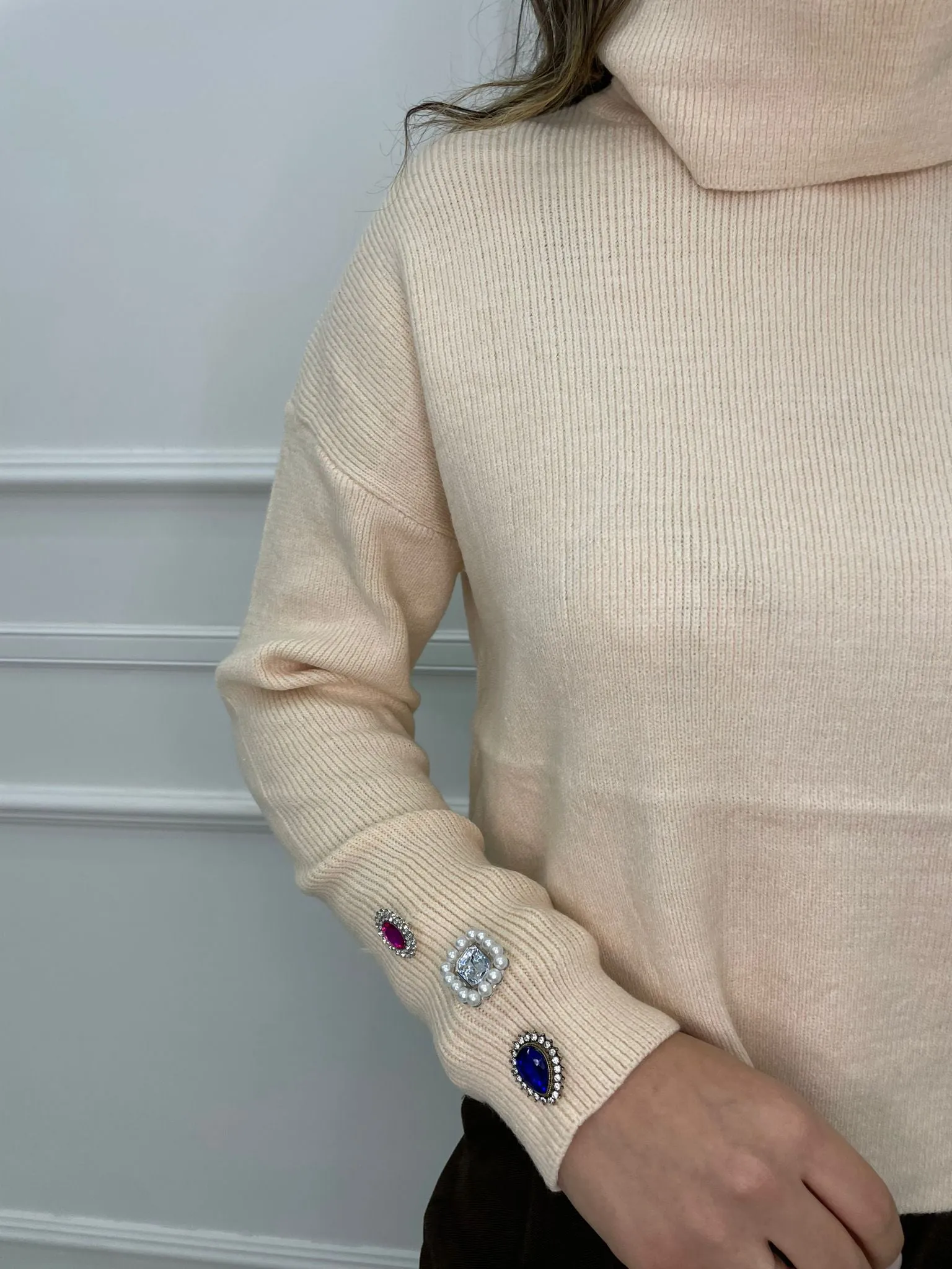 Maglione over con applicazioni gioiello ai polsi