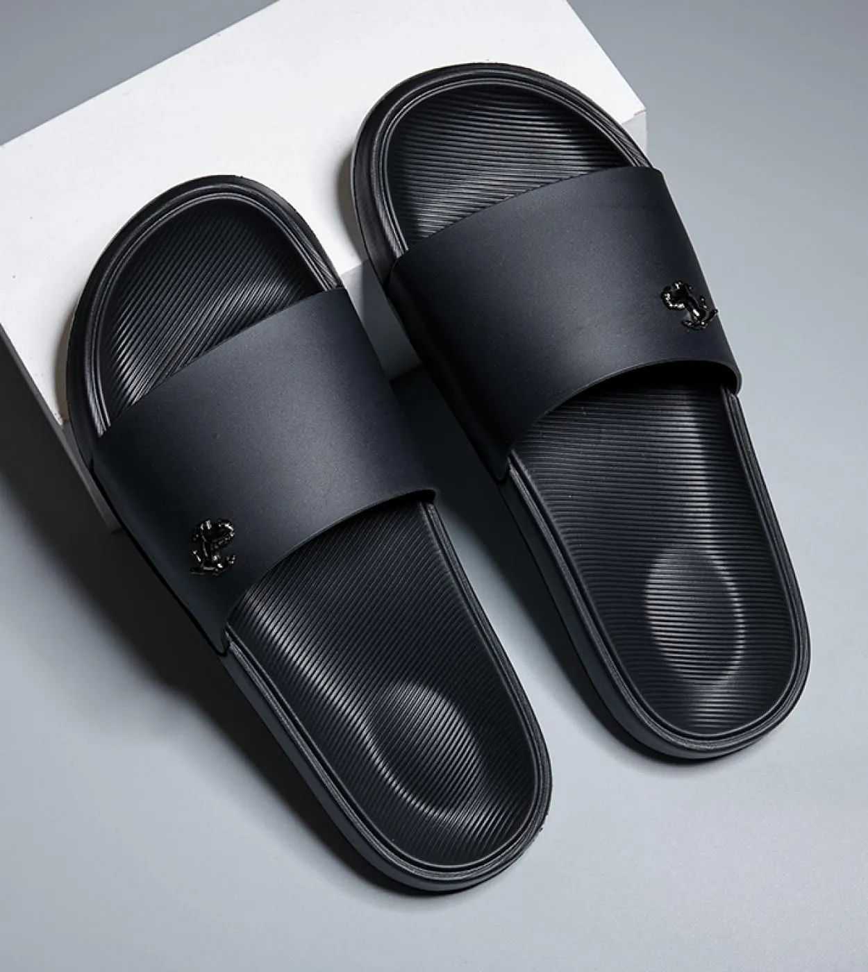 Pantofole da uomo di nuova moda Sandali morbidi Eva Uomo Infradito da casa allaperto Scivoli Sandali da spiaggia estivi antisci