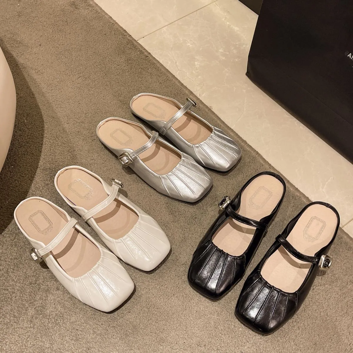 Scarpe da donna Pantofole femminili diapositive mocassini con punta coperta Moda morbida piatta di lusso in gomma Pu traforato m