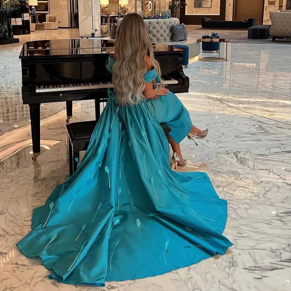 Sharon Said Abito da sera Dubai con piume di lusso blu turchese con gonna oversize e maniche ad aletta per donna araba, festa di