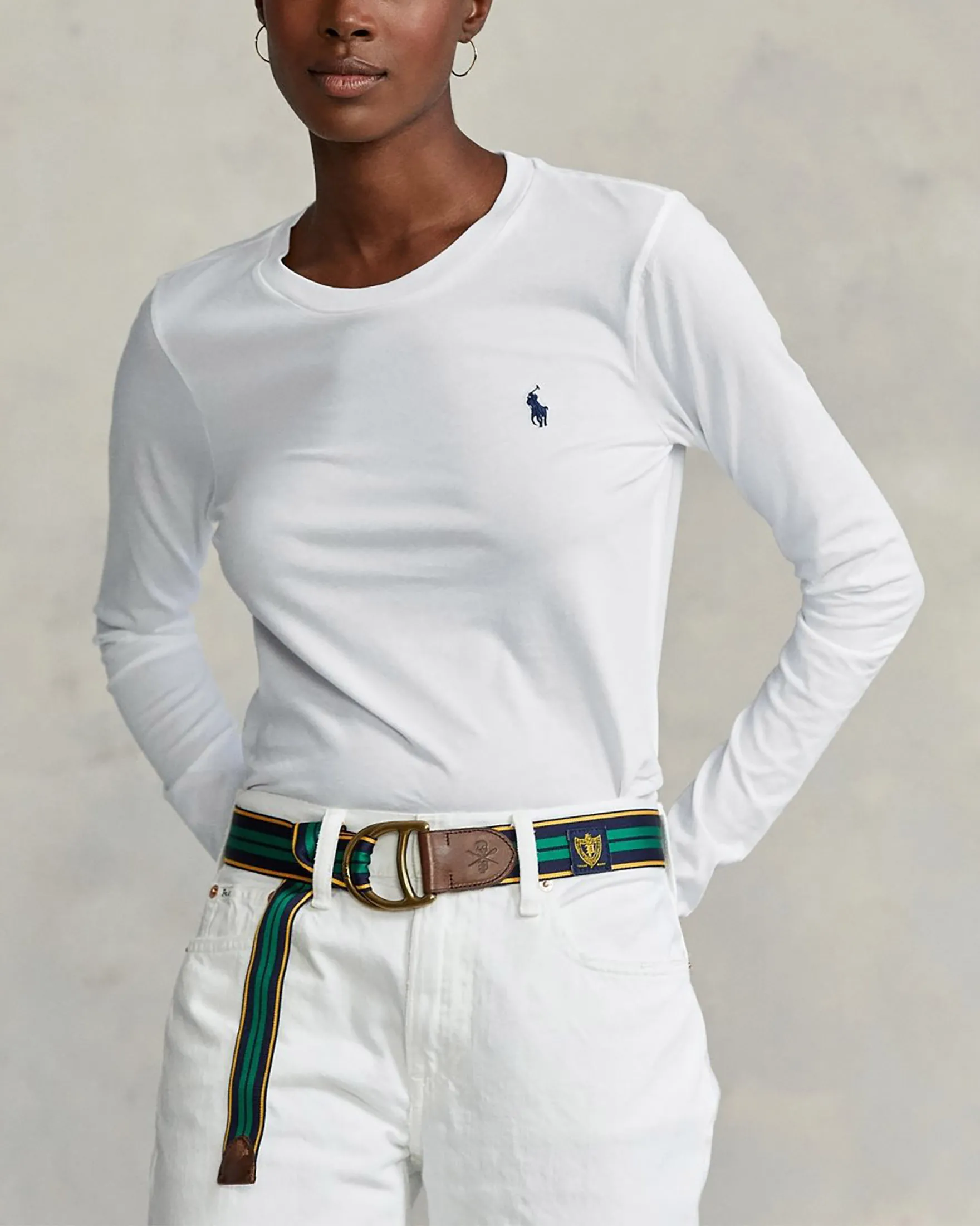 T-shirt bianca in cotone a maniche lunghe con scollo tondo e logo ricamato su petto