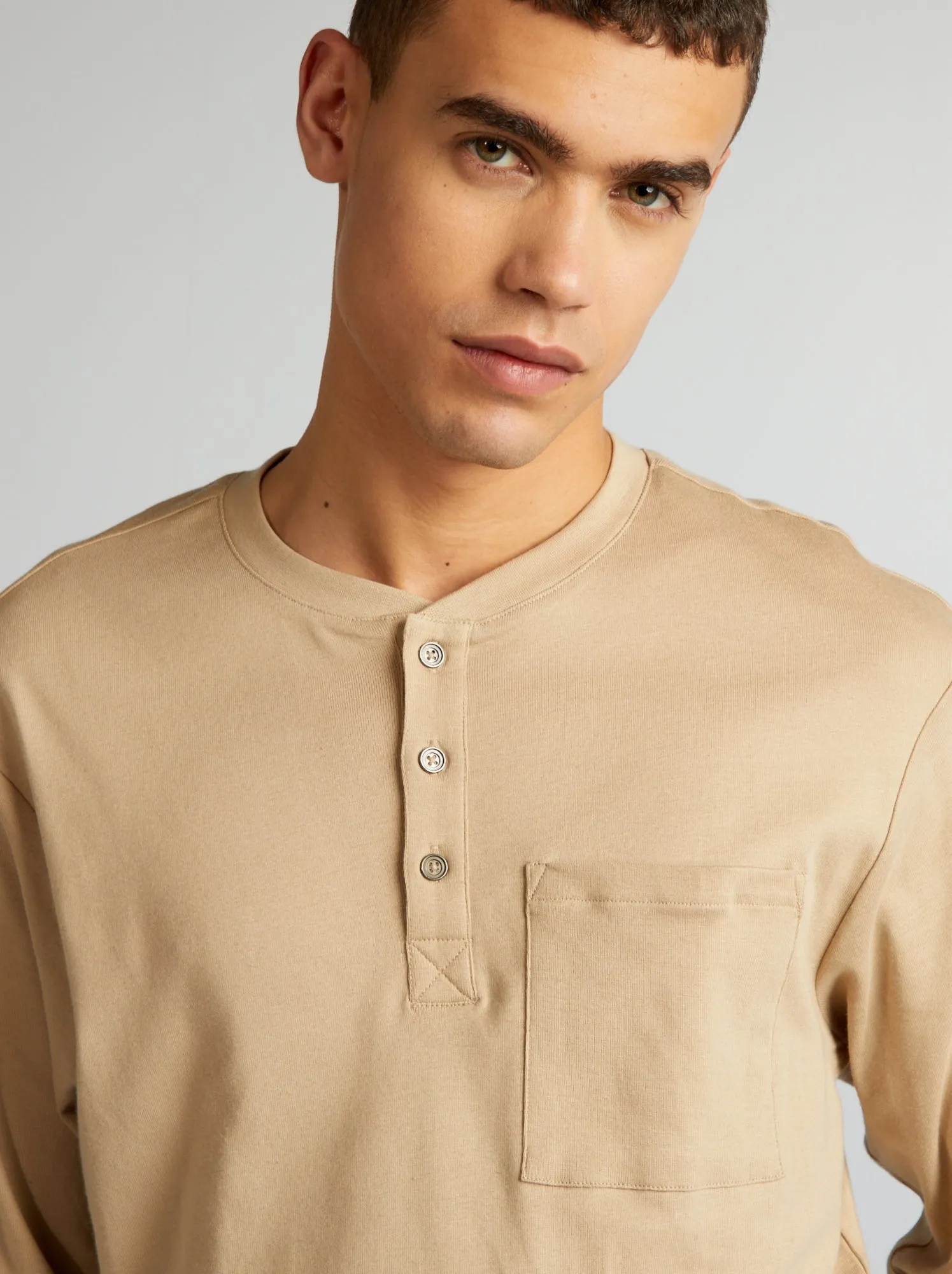 T-shirt con collo serafino - BEIGE