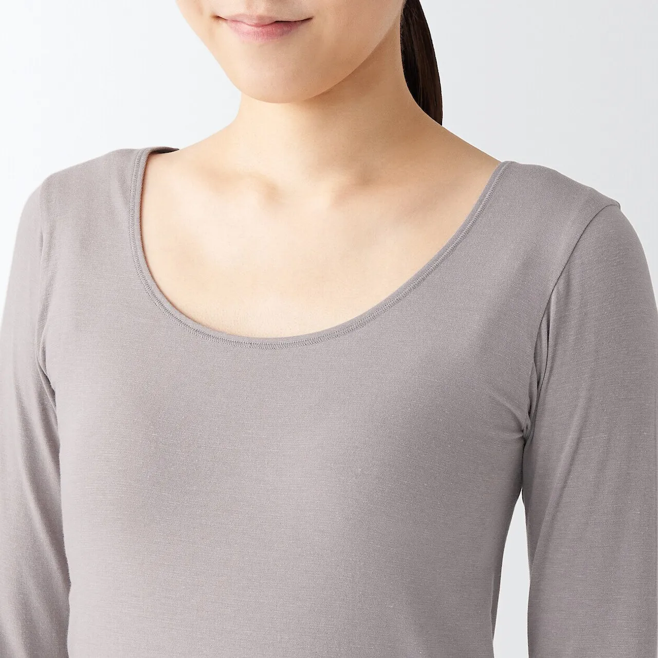 T‐shirt a maniche lunghe in cotone sottile con scollo a U 16906