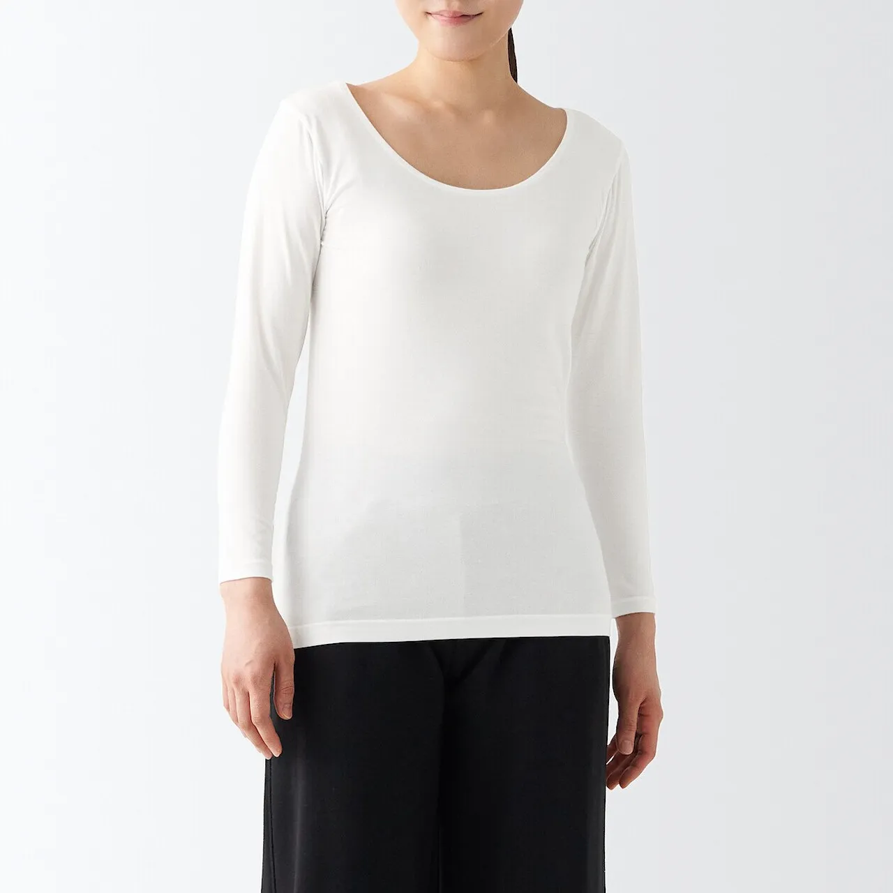 T‐shirt a maniche lunghe in cotone sottile con scollo a U 16906