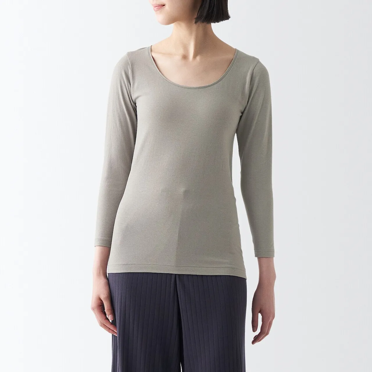 T‐shirt a maniche lunghe in cotone sottile con scollo a U 18337